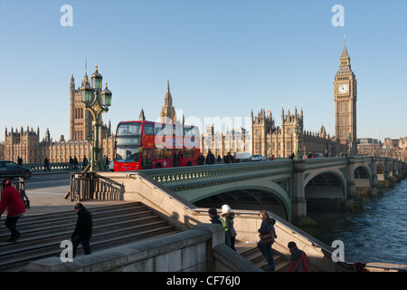 Häuser der Parlamentsgebäude Big Ben neben Themse und Westminster Bridge am frühen Morgen strahlend blauen Himmel Stockfoto