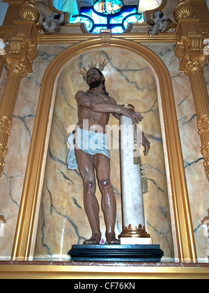Statue von Christus in der Kirche (Iglesia Nuestra Senora del Rosario) in der Plaza De La Constitución, Fuengirola, Spanien, Europa. Stockfoto