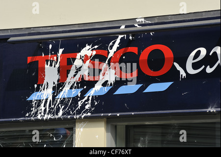 Beschädigte Lack bespritzt Zeichen nach einer durchzechten Nacht randalieren, Tesco Express Shop, Stokes Croft, Bristol - April 2011 Stockfoto