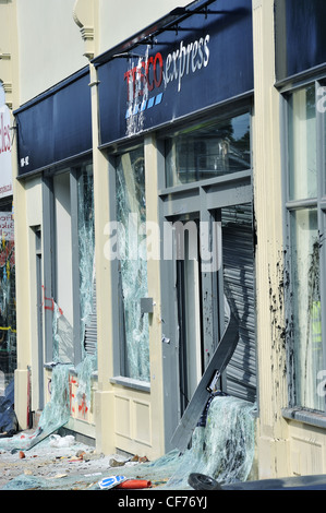 Riot beschädigt Tesco Express Shop Fenster Stokes Croft Bristol - April 2011 Stockfoto