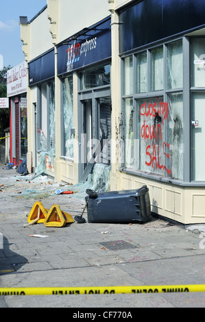 Riot beschädigt Tesco Express Shop Fenster Stokes Croft Bristol - April 2011 Stockfoto