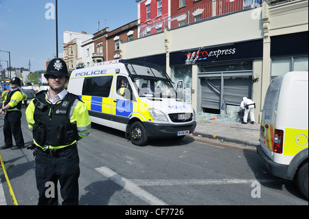 Riot beschädigt Tesco Express Shop Fenster Stokes Croft Bristol - April 2011 Stockfoto