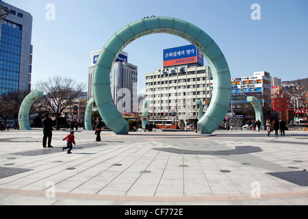 Statue außerhalb Busan Station in Busan, Südkorea Stockfoto