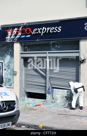 Riot beschädigt Tesco Express Shop Fenster Stokes Croft Bristol - April 2011 Stockfoto