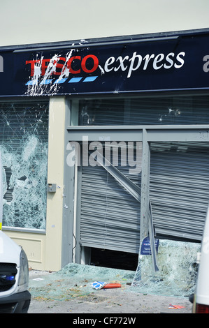 Riot beschädigt Tesco Express Shop Fenster Stokes Croft Bristol - April 2011 Stockfoto