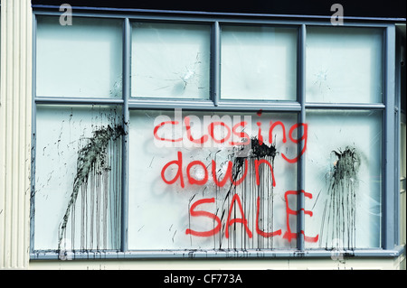 Schließung von Verkauf - Graffiti auf beschädigte Tesco Express Shop Fenster Stokes Croft Bristol - April 2011 Stockfoto