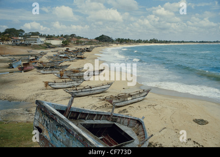 Traditionelle Fischerboote am Strand von Hambantota Sri Lanka Stockfoto