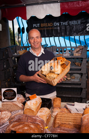 UK, Gloucestershire, Stroud, Union Street, wöchentlich Bauernmarkt, Hobbs Hausbäckerei traditionell gebackenes Brot Stockfoto