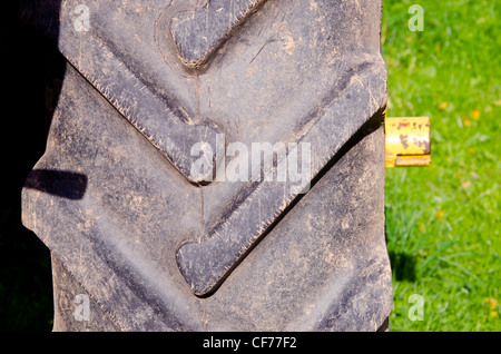 Traktor Reifen Beschützer Closeup Hintergrund. Landmaschinen-Teil-Fragment. Stockfoto