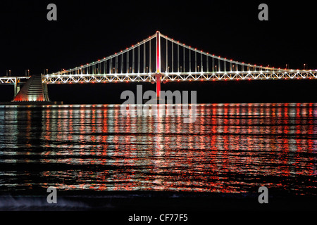 Beleuchtete Gwangan-Brücke in der Nacht vom Gwangalli Strand in Busan, Südkorea Stockfoto