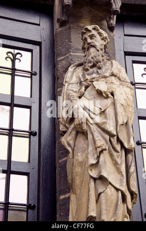 Skulptur in der Nähe von alten Bibliotheksgebäude Spalten weiser Mann mit Bart. Stockfoto