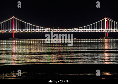 Beleuchtete Gwangan-Brücke in der Nacht vom Gwangalli Strand in Busan, Südkorea Stockfoto