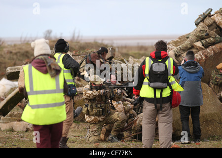 Ein Kurzfilm-Produktion in Southport Strand replizieren den afghanischen Konflikt mit Strand Schutt als Back-Drop, Merseyside, UK Stockfoto