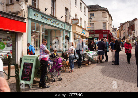 UK, Gloucestershire, Stroud, High Street, am Samstagmorgen Stockfoto