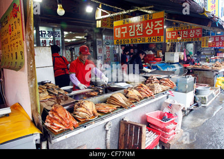 Fischen Sie auf dem Display auf einen Fisch stand auf Jagalchi Fischmarkt in Busan, Südkorea Stockfoto