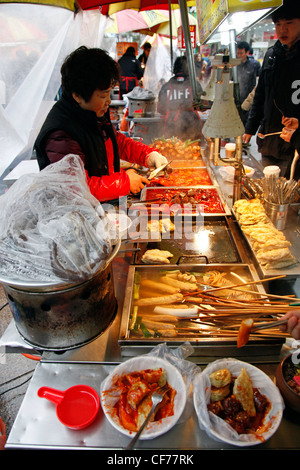 Straßenhändler verkaufen traditionelle koreanische Speisen aus Ständen in Busan, Südkorea Stockfoto