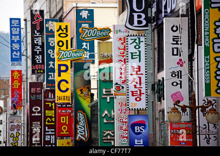 Koreanische Zeichen oben Gukje Markt in Busan, Südkorea Stockfoto