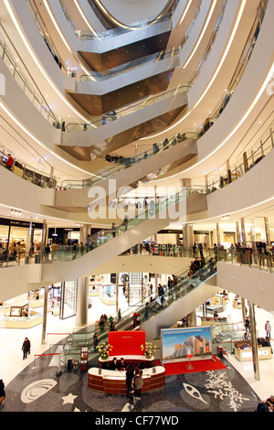Rolltreppen im Atrium des Shinsegae, der weltweit größte Kaufhaus und Shop in Busan, Südkorea Stockfoto