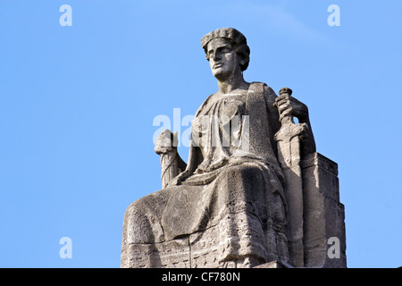 Justitia, Justitia, sitzen auf ihrem Thron in Hamburg, Deutschland. Stockfoto