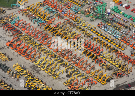 Luftaufnahme von JCB Bagger stellten sich für eine Auktion Stockfoto