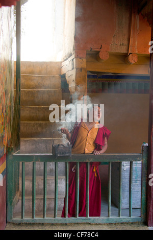 Mönch mit Weihrauch bei Lamayuru Gompa, (Ladakh) Jammu & Kaschmir, Indien Stockfoto