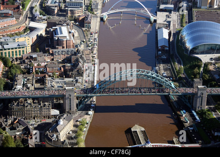 Luftaufnahme von Newcastle upon Tyne während des jährlichen Great North Run im Jahr 2008 (die Tyne Bridge stammt aus der Zeit vor der viel größeren Sydney Harbour Bridge) Stockfoto