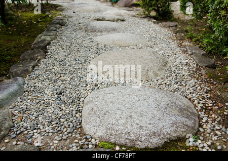 Trittsteine auf Schotter in einem japanischen Garten Stockfoto