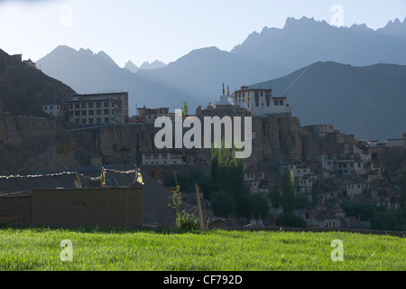 Lamayuru Gompa, Hintergrundbeleuchtung von der Morgensonne, mit schroffen Bergen im Hintergrund, (Ladakh) Jammu & Kaschmir, Indien Stockfoto