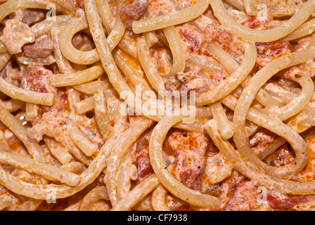 Pasta-Spaghetti und Tomaten Sauce mit Speck und Sahne, Nahaufnahme Stockfoto