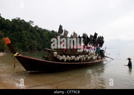 Angelboot/Fischerboot mit Hummer Töpfe, Koh Bulon, Thailand Stockfoto