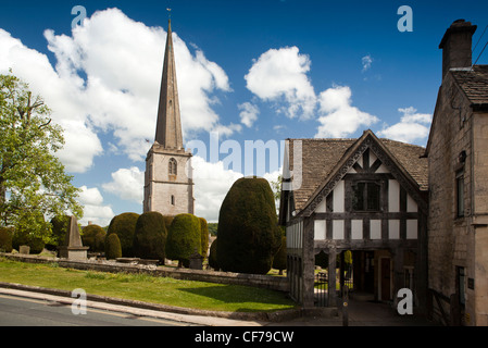 Großbritannien, Gloucestershire, Stroud, Painswick, Str. Marys Pfarrkirche und 1901 eine halbe Fachwerkhaus Lynch Tor mit Zimmer oben Stockfoto