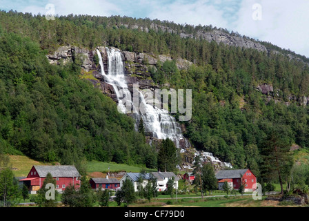 Norwegen Strassenverlauf Wasserfall Stockfoto