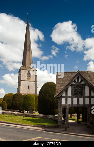 Großbritannien, Gloucestershire, Stroud, Painswick, Str. Marys Pfarrkirche und 1901 eine halbe Fachwerkhaus Lynch Tor mit Zimmer oben Stockfoto
