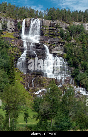 Norwegen Strassenverlauf Wasserfall Stockfoto