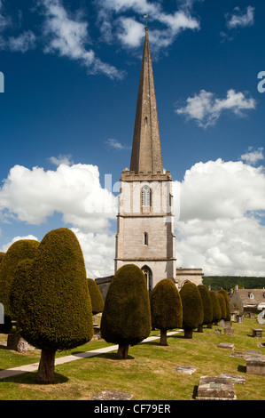 Painswick, Stroud, Gloucestershire, UK St. Mary Parish Church, der 99 Kirchhof Eibe Bäume Futter Weg Stockfoto