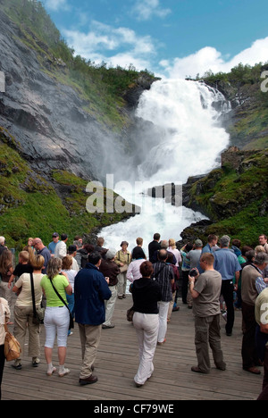 The Flåm Line Norwegen (Norwegisch: Flåmsbana) Kjosfossen Station und Wasserfall Stockfoto