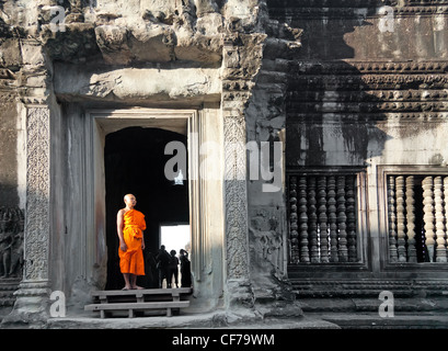 Siem Reap - Januar 07: Buddhistischer Mönch posieren für Fotografen in Angkor Wat Tempel, 7. Januar 2012, Siem Reap, Kambodscha Stockfoto