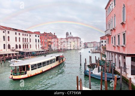 Grand Kanal in Venedig mit Segeln Motorboote und Fassaden Stockfoto