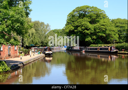 Narrowboats am Oxford-Kanal bei Thrupp in der Nähe von Kidlington in Oxfordshire, England. Stockfoto