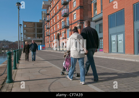 Familie Ipswich am Wasser entlang. Ipswich, Suffolk, UK. Stockfoto