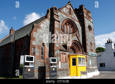 Eine Kirche als eine Tankstelle am Fund in Dumfries and Galloway, Schottland. Stockfoto