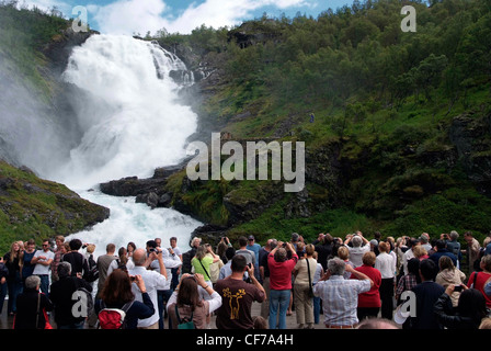 The Flåm Line Norwegen (Norwegisch: Flåmsbana) Kjosfossen Station und Wasserfall Stockfoto