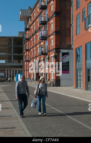 Mann und Frau zu Fuß in Ipswich Waterfront. Ipswich, Suffolk, UK Stockfoto