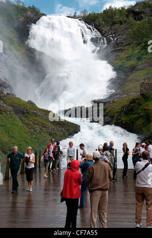 The Flåm Line Norwegen (Norwegisch: Flåmsbana) Kjosfossen Station und Wasserfall Stockfoto