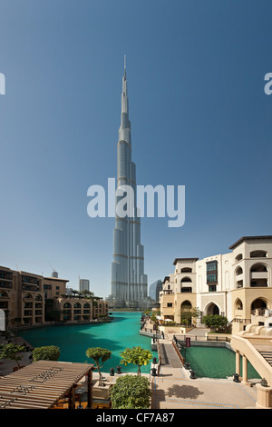 Der Burj Khalifa Turm von "die alte Stadt" Inselbereich (Dubai - Vereinigte Arabische Emirate) gesehen. La Tour Burj Khalifa, À Dubaï. Stockfoto
