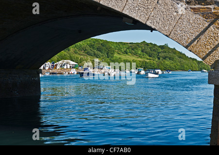 LOOE HAFEN OBEN LOOE BRÜCKE UND EAST LOOE RIVER, LOOE, CORNWALL, GROßBRITANNIEN, UK Stockfoto