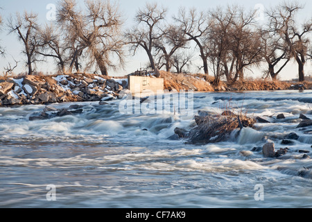 einen kleinen Damm umleiten Wassers zur Bewässerung von Ackerland, South Platte River in Ost-Colorado in der Nähe von Greeley, Winterlandschaft Stockfoto