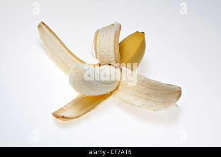 Halbe geschälte Banane Stockfoto