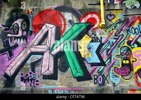 Urban Graffiti an der Wand neben dem Donaukanal in Wien. Stockfoto