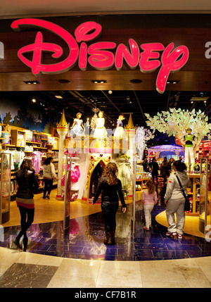 Menschen beim Einkaufen im Disney Store, Westfield Shopping Centre, Stratford, London UK Stockfoto